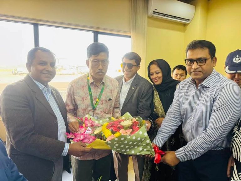 চট্টগ্রাম বিমানবন্দরে পার্বত্যবিষয়ক মন্ত্রী দীপেন দেওয়ানকে কাপ্তাইবাসীর ফুলেল শুভেচ্ছা