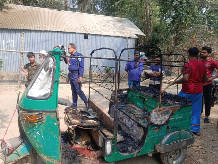 কাপ্তাইয়ে  বসতঘরের সামনে দুর্বৃত্তের আগুনে পুড়ল  সিএনজি অটোরিকশা