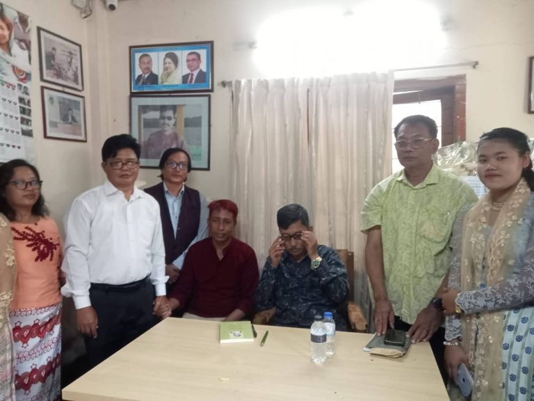 পার্বত্য চট্টগ্রাম বিষয়ক মন্ত্রীর সঙ্গে সৌজন্য সাক্ষাৎ, ফুলেল শুভেচ্ছায় সম্মান জানাল মারমা সংস্কৃতি সংস্থা
