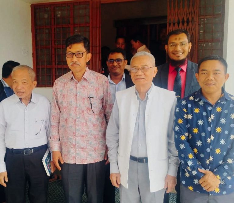 শান্তি ও সম্প্রীতির বার্তা: আঞ্চলিক পরিষদের চেয়ারম্যানের সাথে পার্বত্য মন্ত্রীর সৌজন্য সাক্ষাৎ 