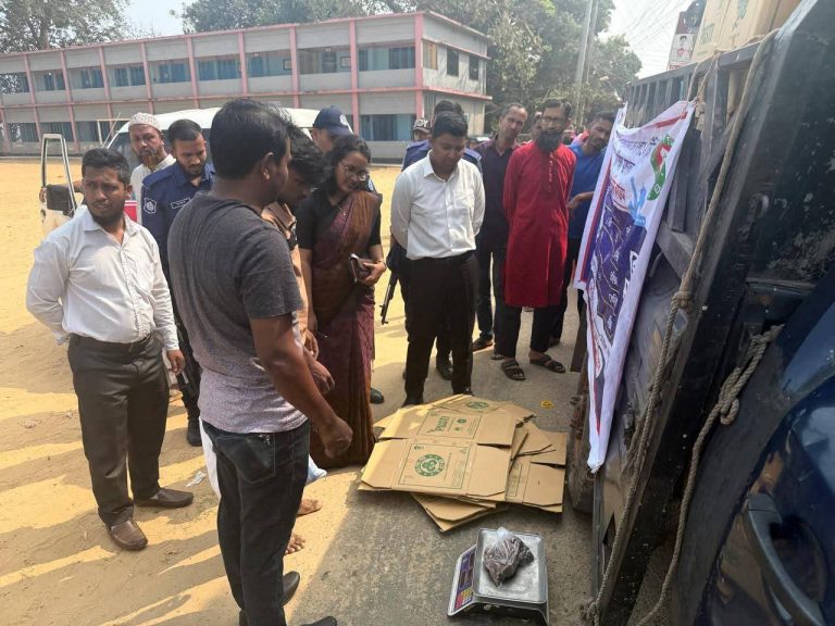 রাঙ্গামাটিতে টিসিবির ট্রাকসেল মনিটরিং ও মোবাইল কোর্ট, নিত্যপণ্যের মূল্য নিয়ন্ত্রণে জেলা প্রশাসনের তৎপরতা