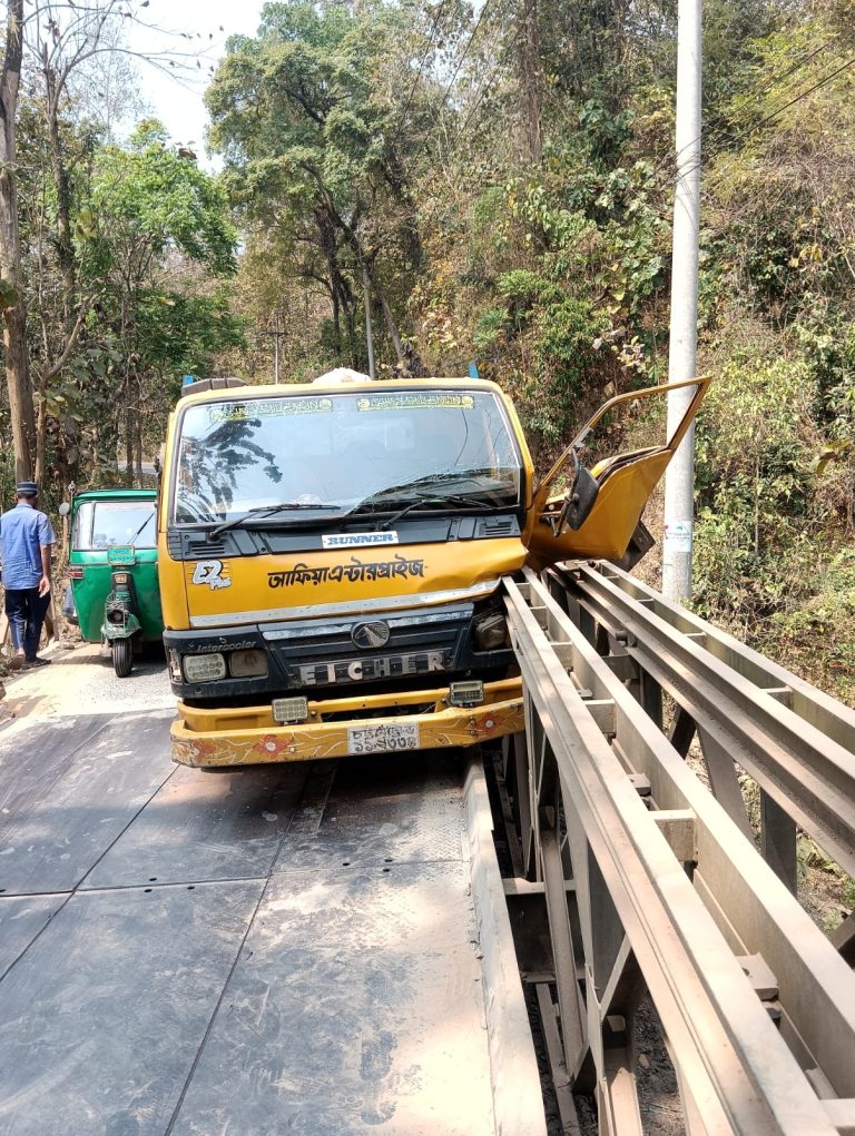 কাপ্তাইয়ে ট্রাক দুর্ঘটনায় যানজট 