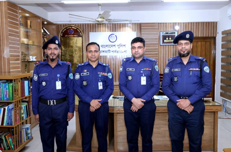 রাঙ্গামাটিতে পুলিশ সদস্যের পদোন্নতি, র‍্যাংক ব্যাজ পরিয়ে দিলেন এসপি