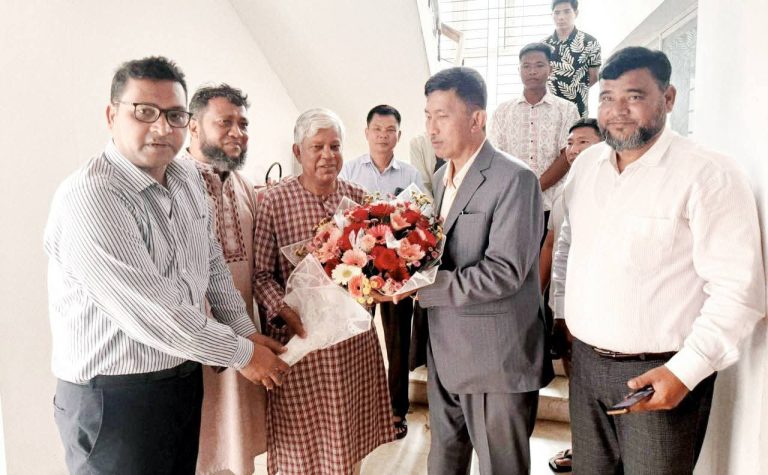 পার্বত্য চট্টগ্রাম বিষয়ক মন্ত্রী দীপেন দেওয়ানের সঙ্গে শ্রমিক নেতাদের সৌজন্য সাক্ষাৎ 