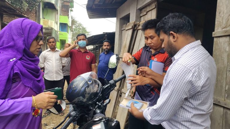 রাজস্থলীতে সারের অতিরিক্ত দাম ও রশিদ না থাকায় ডিলারকে জরিমানা