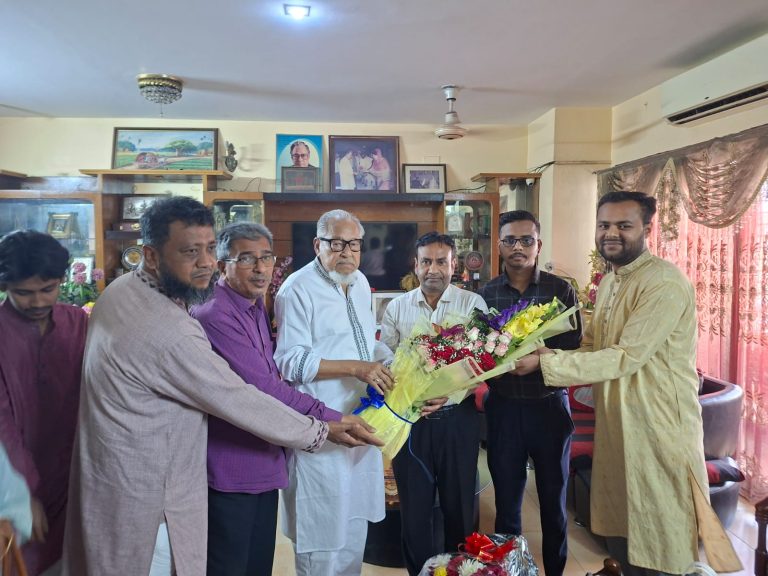 প্রধানমন্ত্রীর রাজনৈতিক উপদেষ্টা নজরুল ইসলাম খানের সঙ্গে শ্রমিক দল নেতাদের সৌজন্য সাক্ষাৎ