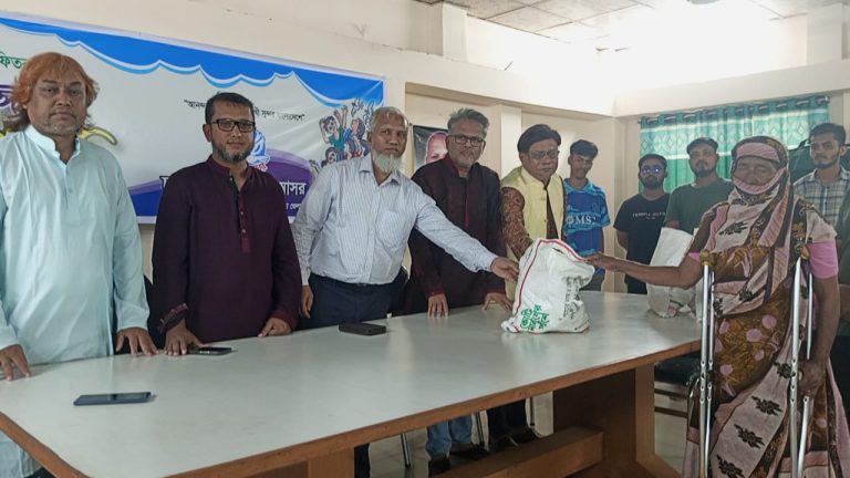কাপ্তাইয়ে চম্পাকুঁড়ি খেলাঘর আসরের মানবিক কাজ: অসহায়দের মাঝে ঈদ উপহার বিতরণ