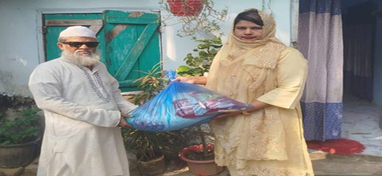 চন্দ্রঘোনা কেপিএম এলাকায় মানবিক সম্পা আহমেদ এর ইফতার সামগ্রী বিতরণ 