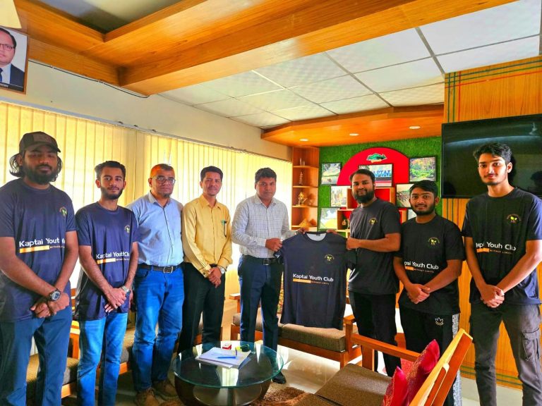 কাপ্তাই ইয়ুথ ক্লাবের টি-শার্ট পেলেন ইউএনও, সার্বিক সহযোগিতার আশ্বাস