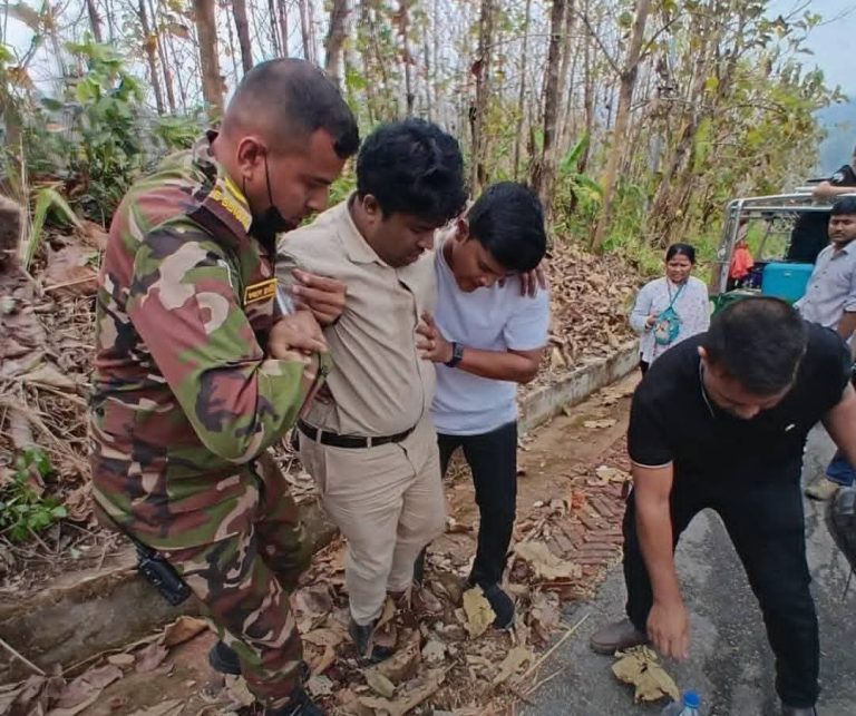 সাজেকে পর্যটকবাহী সিএনজি দুর্ঘটনা, সেনাবাহিনীর তৎপরতায় আহত উদ্ধার