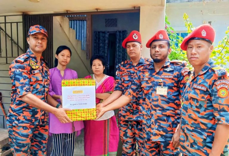 বিএম কন্টেইনার ডিপো অগ্নিকাণ্ডে শহীদ দুই অগ্নিবীরের পরিবারকে ঈদ উপহার