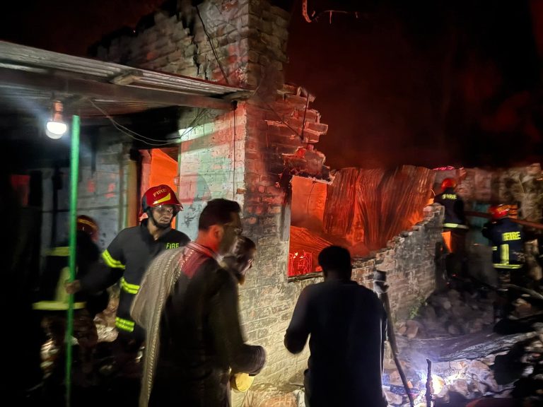 কাপ্তাই কেপিএম কলাবাগানে অগ্নিকাণ্ড: নিঃস্ব দুই পরিবার, খোঁজ নিলেন পার্বত্য মন্ত্রী