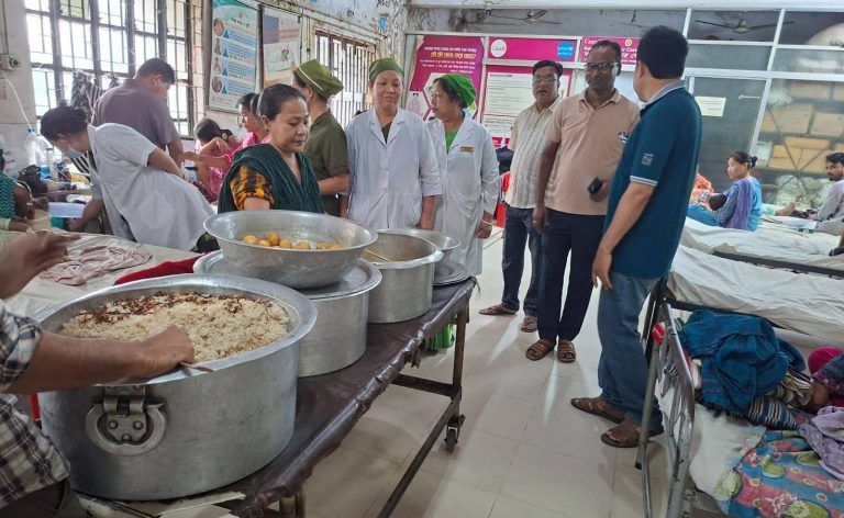 ঈদের আনন্দ হাসপাতালে- রোগীদের জন্য উন্নত খাবার, পাশে সিভিল সার্জন