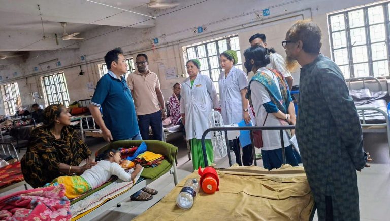 ঈদেও থেমে নেই চিকিৎসা সেবা, রাঙ্গামাটি হাসপাতালে সিভিল সার্জনের তদারকি