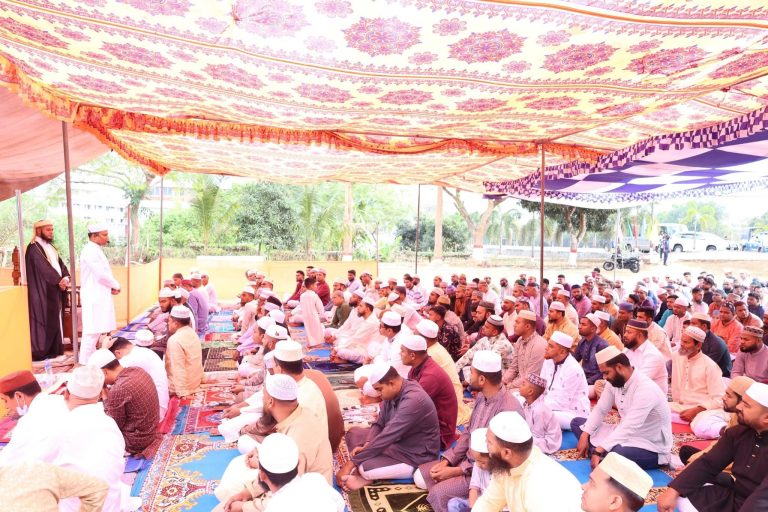 ঈদের আনন্দে রাঙামাটি পুলিশ লাইন্সে একাত্মতা: প্রীতিভোজে পুলিশ সুপার