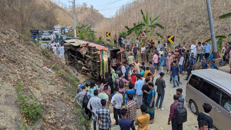 রাঙ্গামাটির সাপছড়িতে বাস উল্টে আহত ১৯