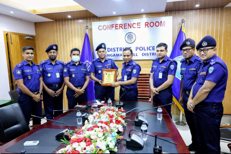 রাঙামাটিতে দুই পুলিশ পরিদর্শককে বিদায় সংবর্ধনা