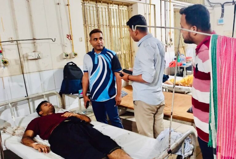 অসুস্থ সহকর্মীর পাশে পুলিশ সুপার আবদুর রহমান