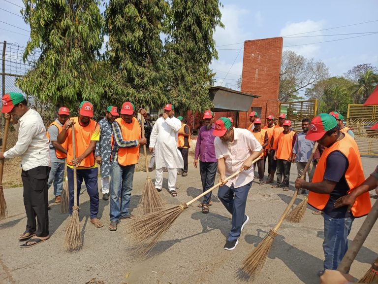 কাপ্তাই কর্ণফুলী পানি বিদ্যুৎ কেন্দ্র এলাকায় পরিচ্ছন্ন অভিযান উদ্বোধন