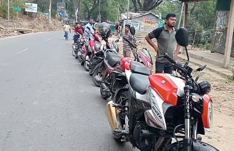 স্বস্তির তেল সরবরাহ: বড়ইছড়িতে দীর্ঘ লাইনে থেকেও হাসিমুখে গ্রাহক