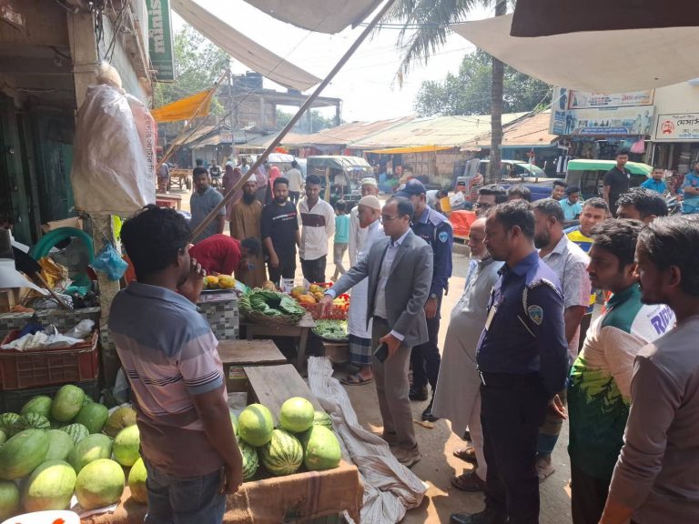 রমজানে নিত্যপণ্যের দাম স্থিতিশীল রাখতে মাইনীমুখ বাজারে প্রশাসনের মনিটরিং, মোবাইল কোর্ট পরিচালনা