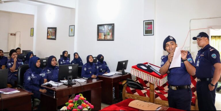 দক্ষতা বাড়াতে কম্পিউটার প্রশিক্ষণ: পরিদর্শনে পুলিশ সুপার