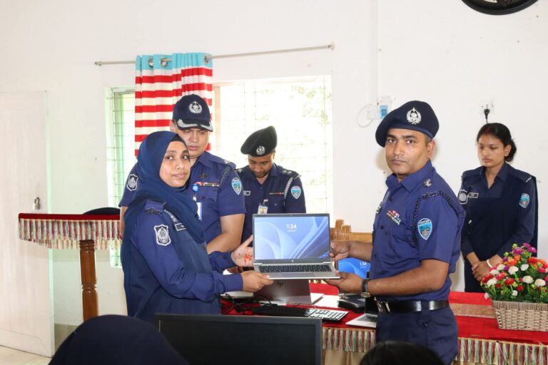 কিস্তিতে ল্যাপটপ পেলেন প্রশিক্ষণরত পুলিশ সদস্যরা, দক্ষতা বাড়াতে নতুন উদ্যোগ