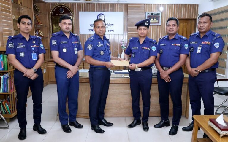 রাঙামাটিতে মাদকবিরোধী অভিযানে কৃতিত্ব: ওসিদের বিশেষ পুরস্কার দিলেন পুলিশ সুপার