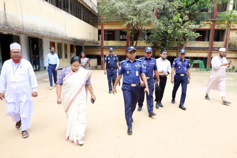 রাঙ্গামাটিতে এসএসসি পরীক্ষা কেন্দ্র পরিদর্শনে জেলা প্রশাসক ও পুলিশ সুপার