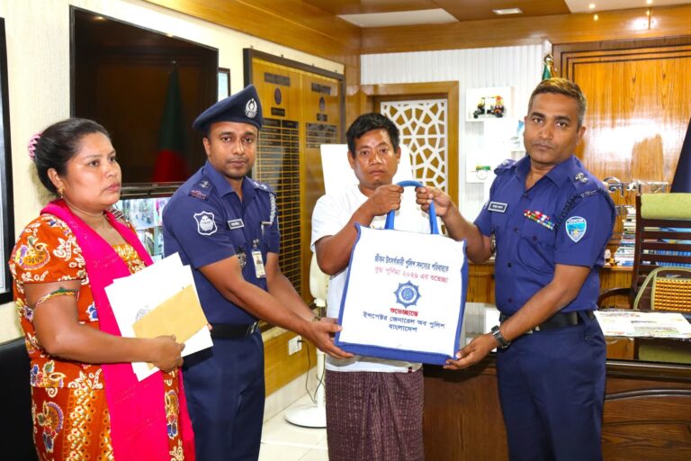 বুদ্ধ পূর্ণিমায় শহীদ পুলিশ সদস্যের পরিবারে আইজিপির শুভেচ্ছা সামগ্রী প্রদান