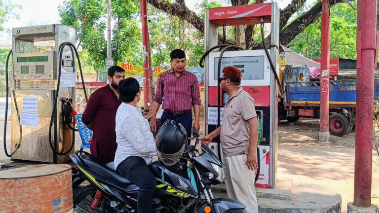 কাপ্তাই ফিলিং স্টেশন: নেই দীর্ঘ সারি, তেল বিতরণে সন্তোষ গ্রাহকদের