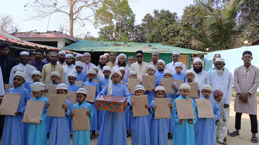 আফসারের টিলা মাদ্রাসায় শিক্ষার্থীদের পুরস্কার বিতরণ