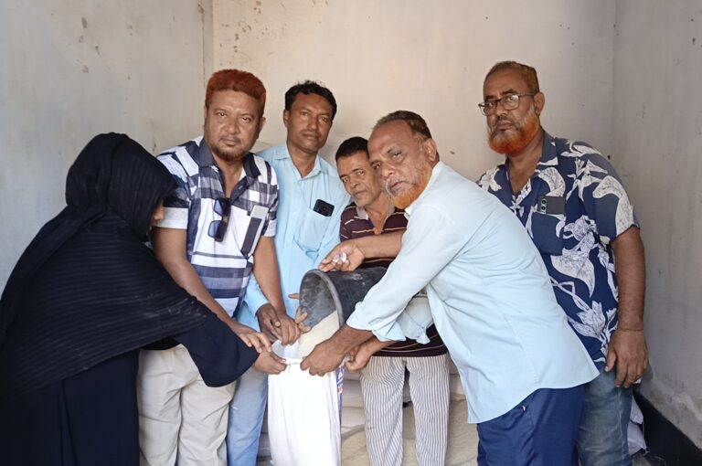 কাপ্তাইয়ে বিশেষ প্রকল্পের ত্রাণ: ২০০ পরিবারের মাঝে ২ টন চাল বিতরণ