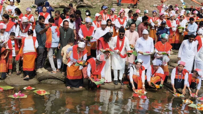ফুল বিষুতে কর্ণফুলীতে ফুল ভাসিয়ে তনচংগ্যাদের নববর্ষ বরণ