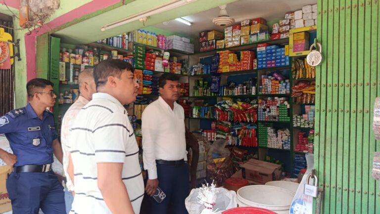 কাপ্তাইয়ে ভ্রাম্যমান আদালতের অভিযান: অনিয়মে দুই প্রতিষ্ঠানে জরিমানা