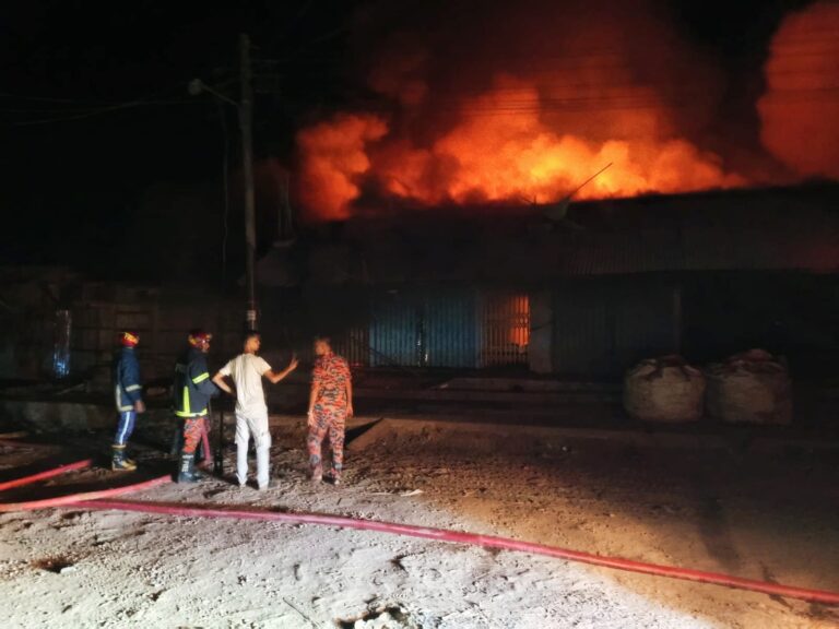 রাঙামাটির শান্তিনগরে আগুন, ফায়ার সার্ভিসের দ্রুত তৎপরতায় বড় বিপর্যয় এড়ালো