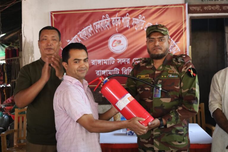ঘাগড়া বাজারে জননিরাপত্তায় সেনাবাহিনীর ২০ অগ্নিনির্বাপক যন্ত্র বিতরণ