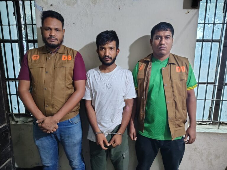 🟥 রাঙামাটিতে ডিবি অভিযানে ইয়াবাসহ মাদক ব্যবসায়ী গ্রেফতার