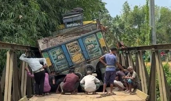 🟥 বেইলি ব্রিজ ভেঙে দীঘিনালা–লংগদু সড়ক বিচ্ছিন্ন, দুর্ভোগে জনজীবন