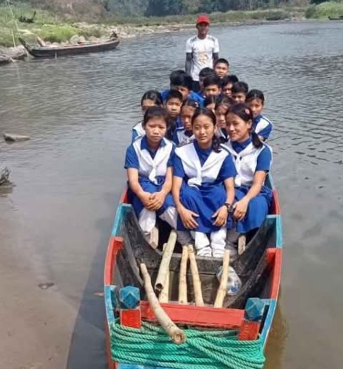 🟥 নৌকা চালিয়ে শিক্ষকদের বেতন জোগান দিচ্ছেন প্রধান শিক্ষক বামং খিয়াং মিংলেন