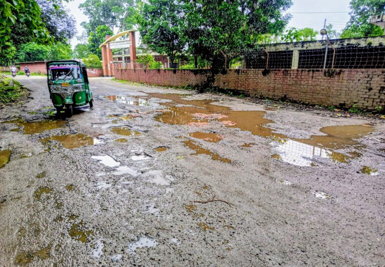 কাপ্তাই পলিটেকনিকের সামনে বেহাল সড়ক, দুর্ভোগে শিক্ষার্থীরা