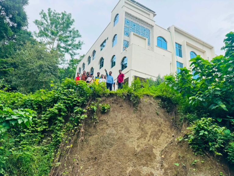 পাহাড়ি ঢলের ভাঙনে ঝুঁকিতে কাপ্তাই মডেল মসজিদ