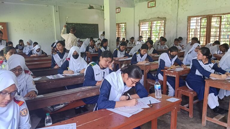 কাপ্তাইয়ে এইচএসসি পরীক্ষা শুরু, কেন্দ্রে ৮৪১ পরীক্ষার্থী