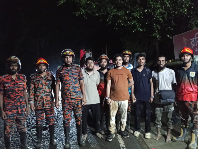 কাপ্তাইয়ে সীতাপাহাড়ে আটকা ৪ পর্যটক উদ্ধার