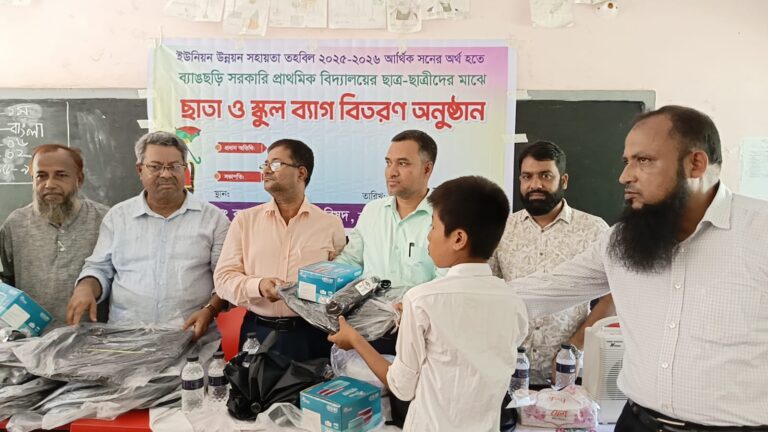 কাপ্তাইয়ে ব্যাগ-ছাতা পেয়ে উচ্ছ্বসিত খুদে শিক্ষার্থীরা