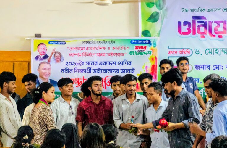 কর্ণফুলী কলেজে ফুল-কলমে নবাগতদের বরণ